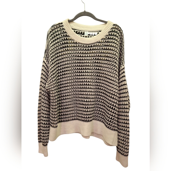"OLD NAVY" Sz.M  Like brand new Open-Stitch Black and White Crew Neck Sweater - Picture 3 of 11